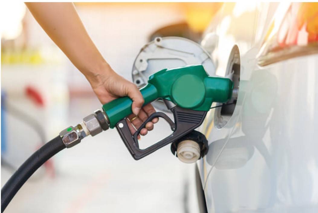 ガソリン税の暫定税率が年末に廃止へ！いくら安くなる？