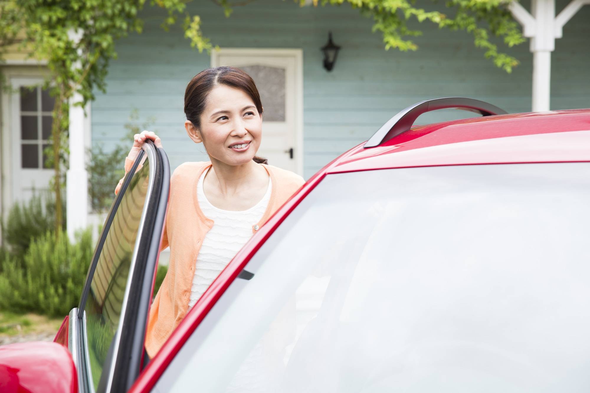 都心の狭い道も楽々：夏の日常使いに最適な都市型コンパクトカーの機動力