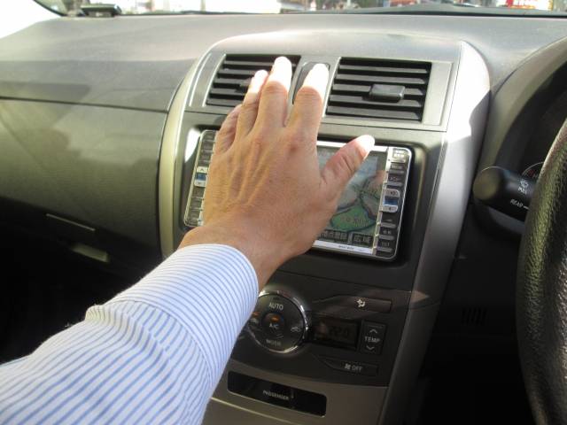 車のエアコンから嫌な臭いがする…そんな時は！！
