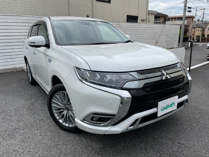 ☆最新入庫情報☆　アウトランダー ＰＨＥＶ