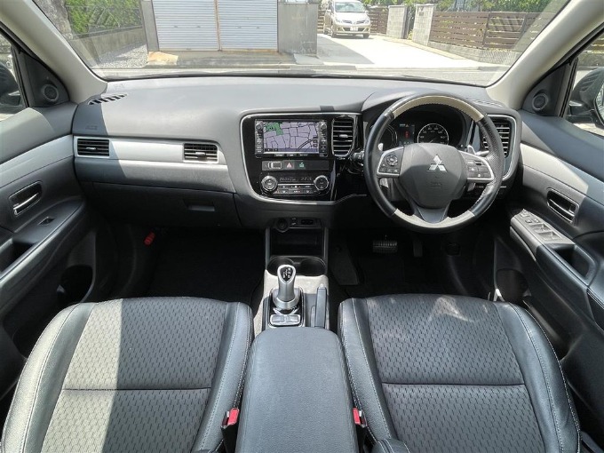 ✰入荷情報！H25 三菱 アウトランダー ＰＨＥＶ Ｇ ナビパッケージ✰★お問い合わせはこちらまで 03-5837-0071☆★02