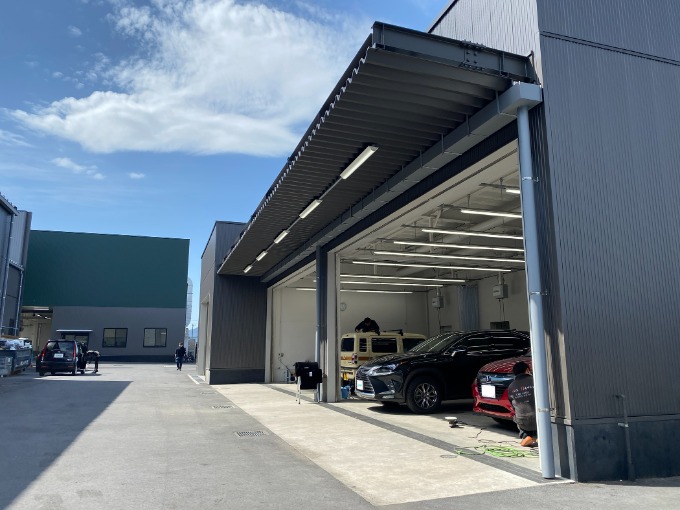販売、整備、板金、コーティング、車内清掃など全てが揃っているのは当店だけ！03