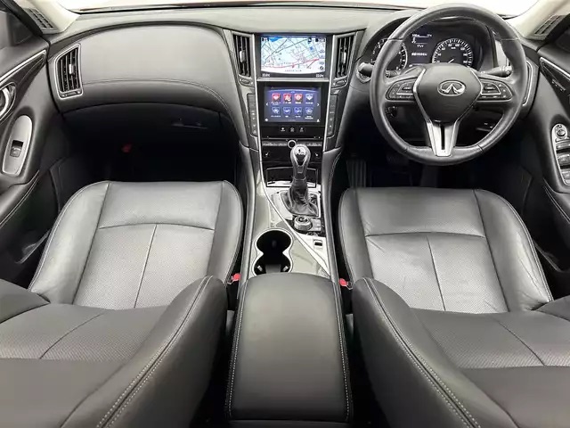 真っ赤なスカイライン！レザーシートで女性にもオススメ！02