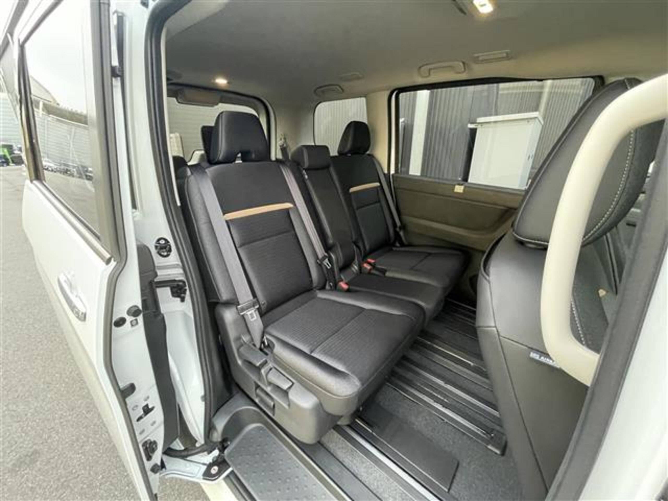 未使用車セレナハイウェイスターVセレクション入荷しました！06