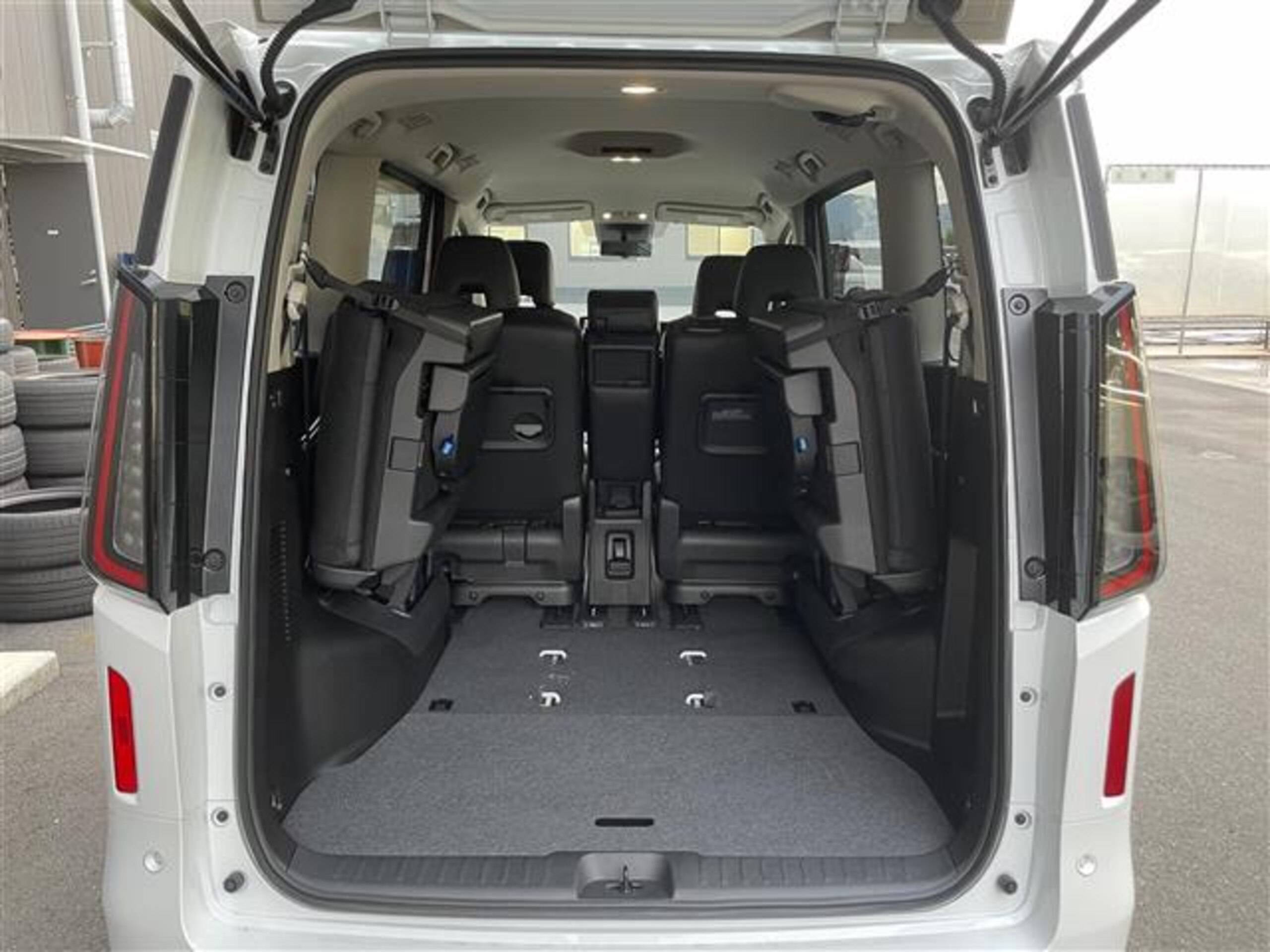 未使用車セレナハイウェイスターVセレクション入荷しました！08