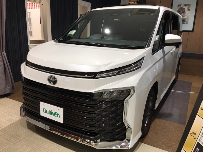 新型ヴォクシー！！S-Zもきますよー！！！