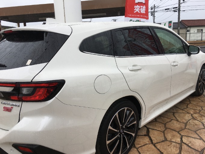 給油口がどちらにあるかド忘れしてしまった場合、矢印をご確認ください！04