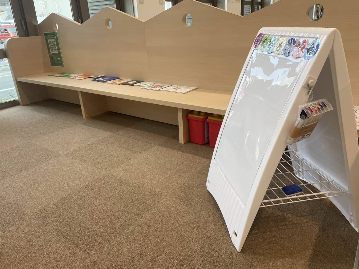 お子様連れのご家族の方も安心してご来店いただけます!!朝からみんなで元気に清掃中!!01
