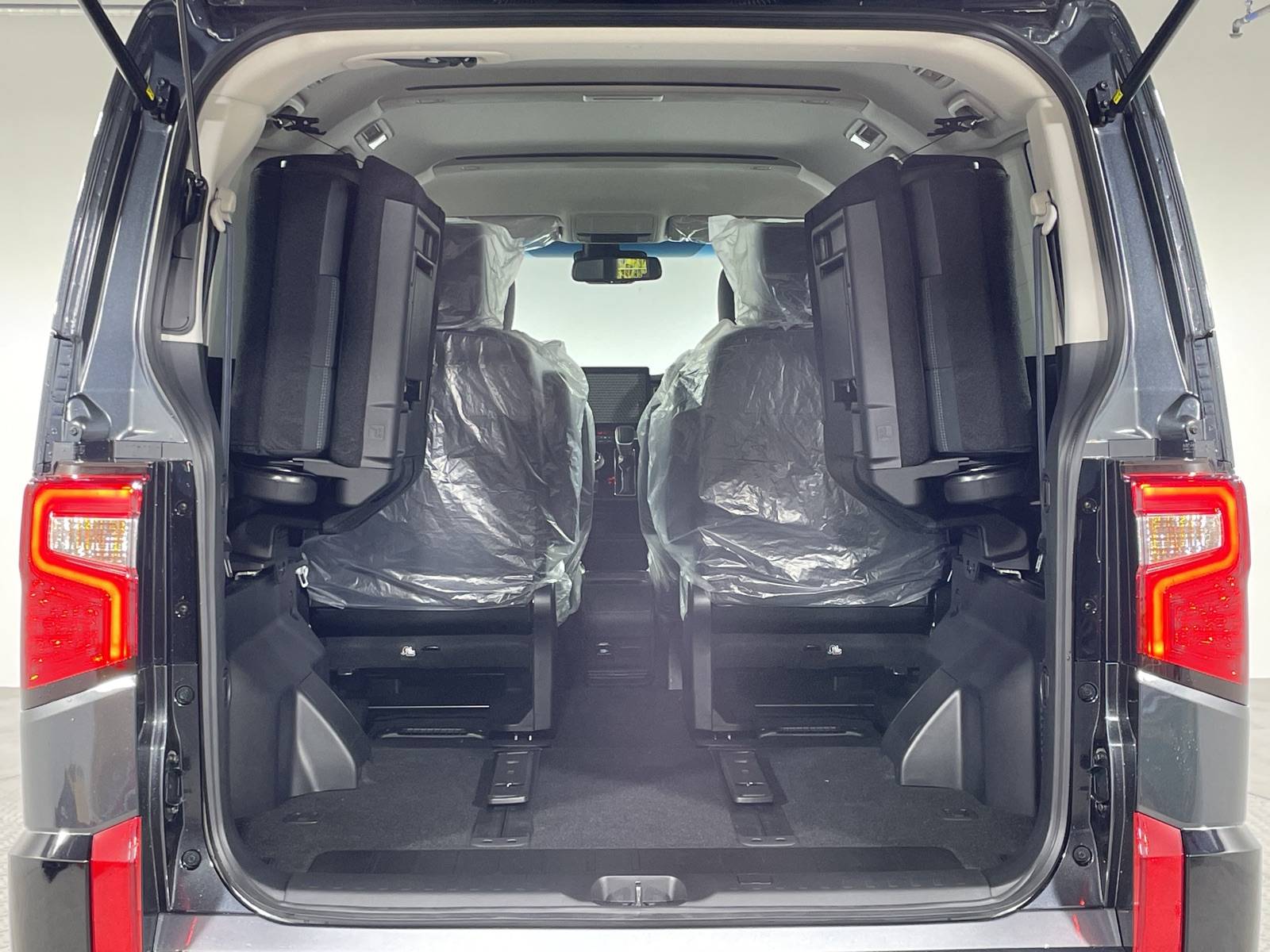 梅雨にも夏にも大活躍！アクティブなミニバン　デリカD:5をご紹介！！！01