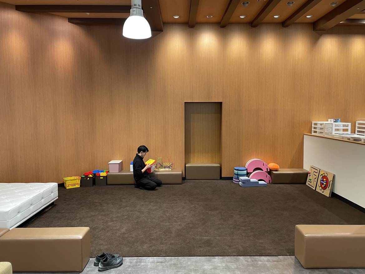 【キッズスペース】お子様連れでも安心！スタッフも一緒に遊びます！