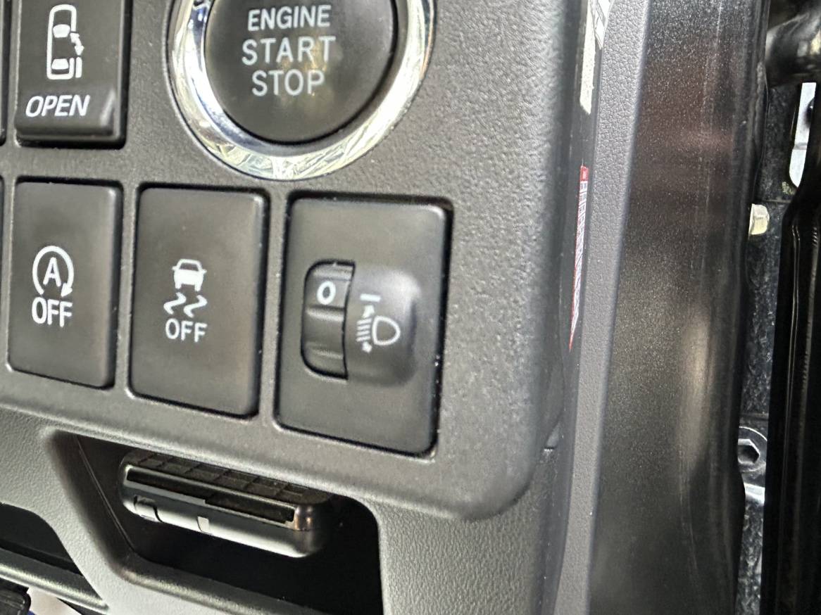 自動車のヘッドライト調整方法｜夜道も安心！簡単にできるチェックポイント