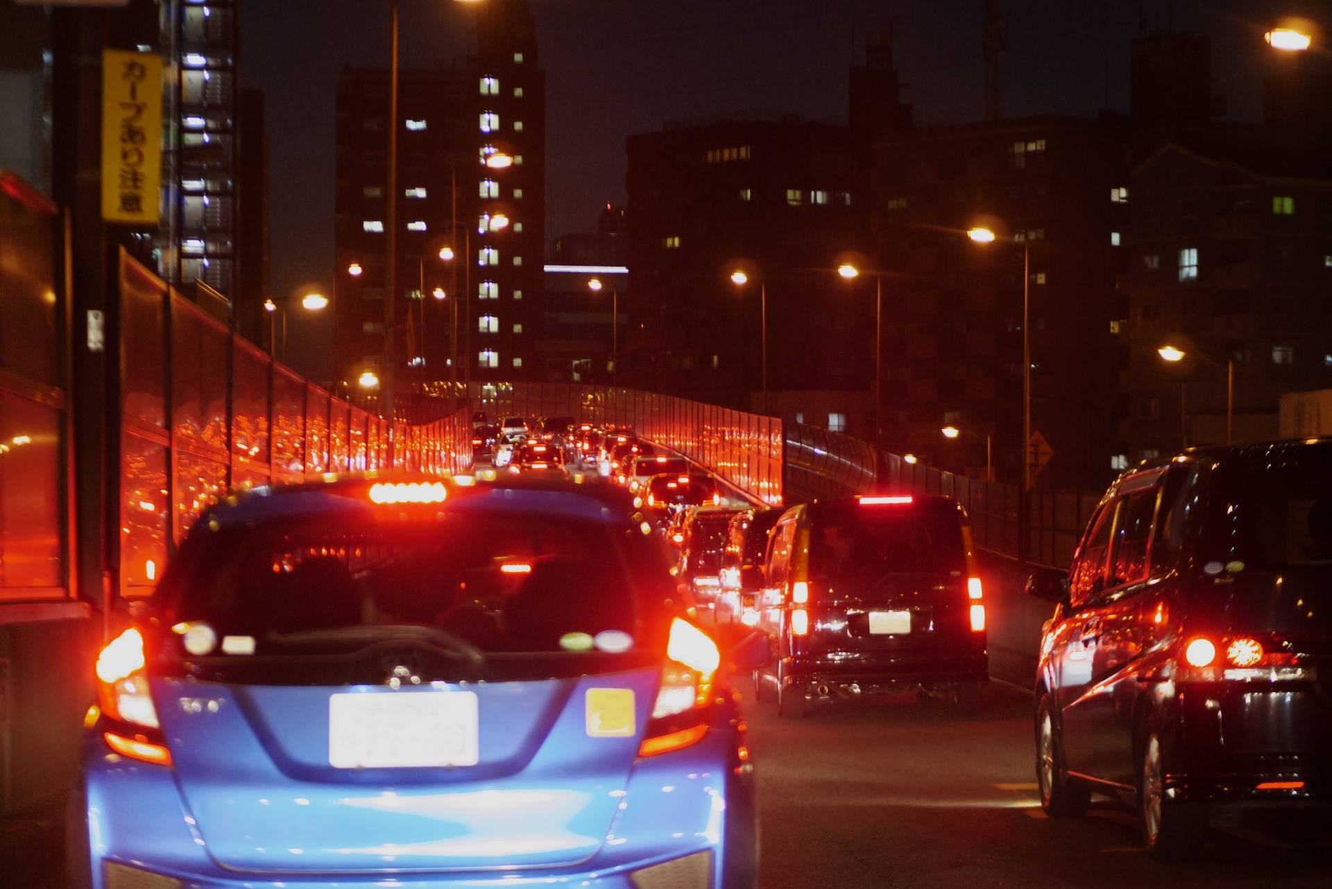 自動車のヘッドライト種類まとめ｜ハロゲン・HID・LEDの違いと特徴