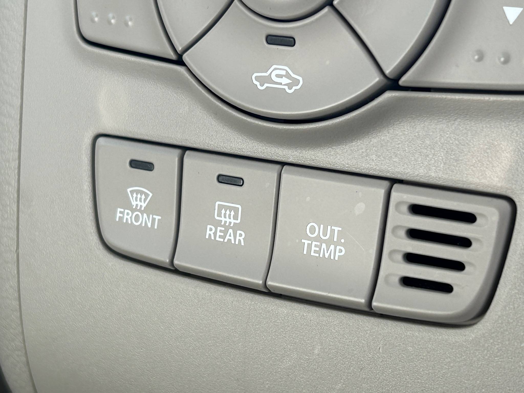 フロントガラスが曇る原因とは