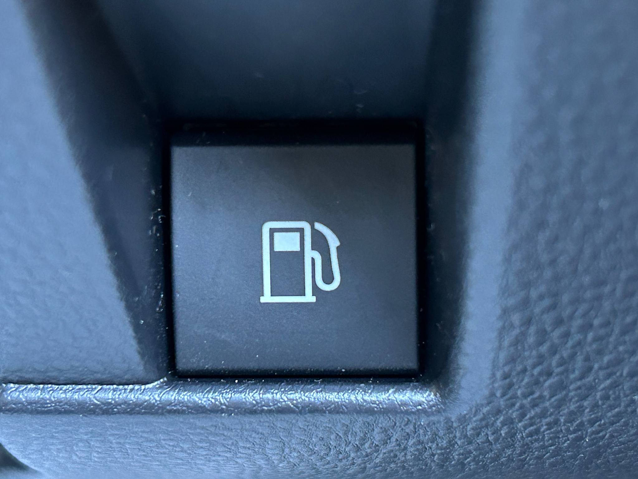 給油口ってどっちにあるの？