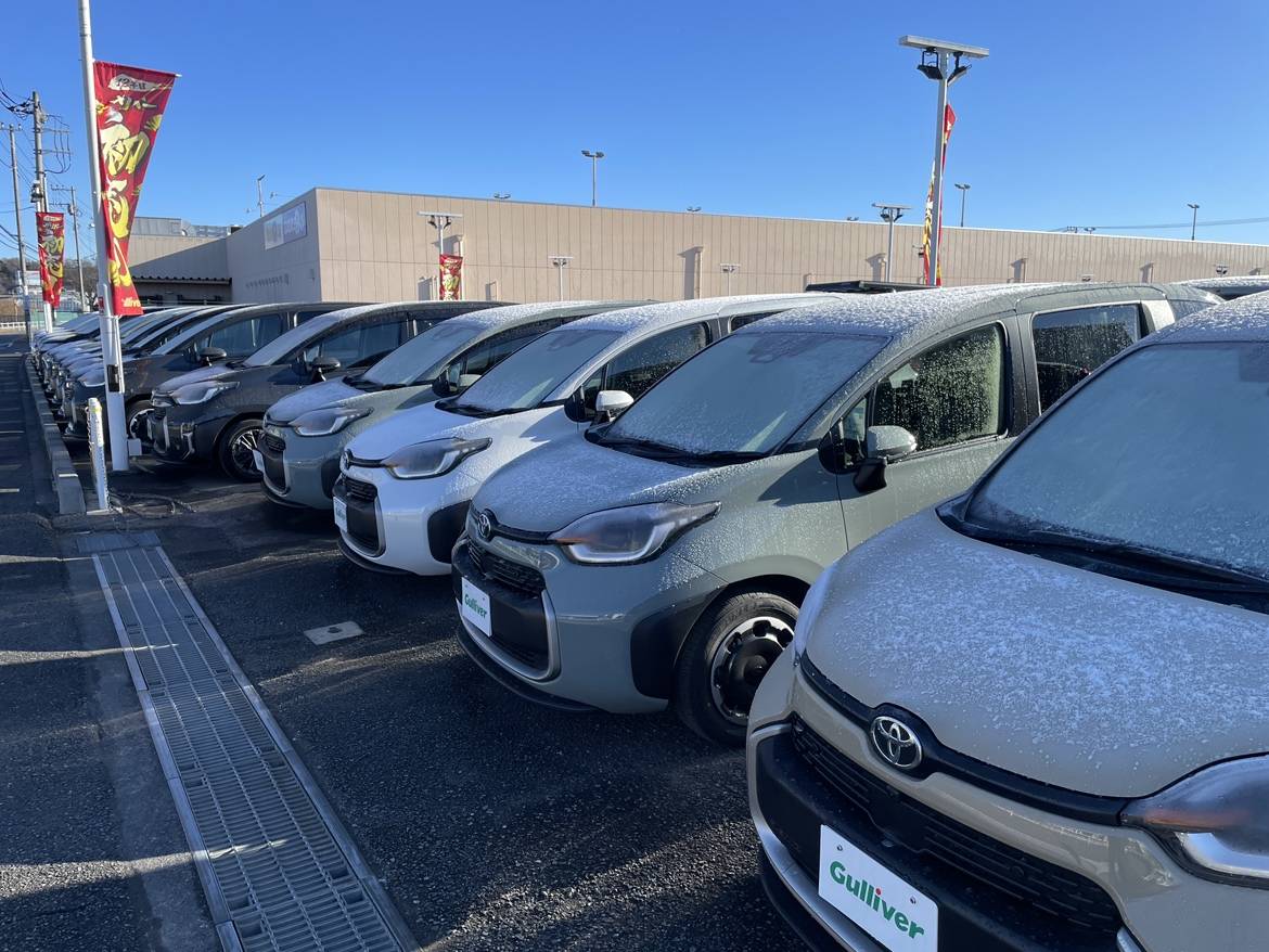 朝の絶望を回避！フロントガラス凍結の正しい解消法と予防策