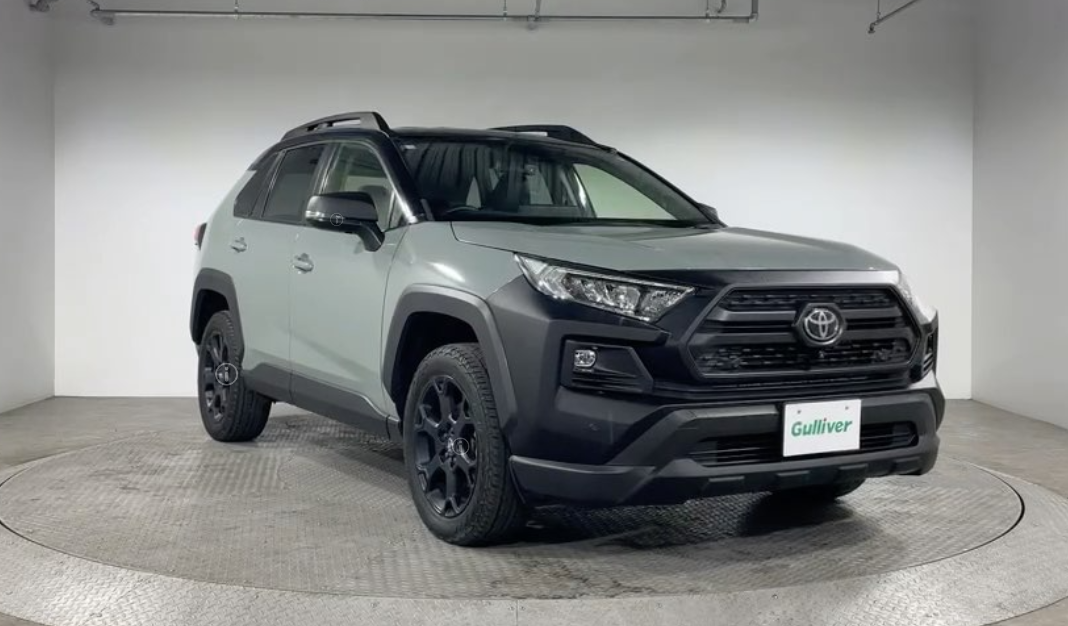 街乗りもアウトドアも大活躍！人気SUV「RAV4」の魅力をご紹介！