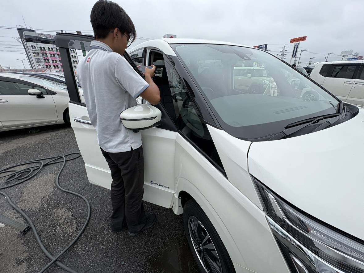 写真1枚にも妥協なし！新卒スタッフが挑む、展示車の撮影風景
