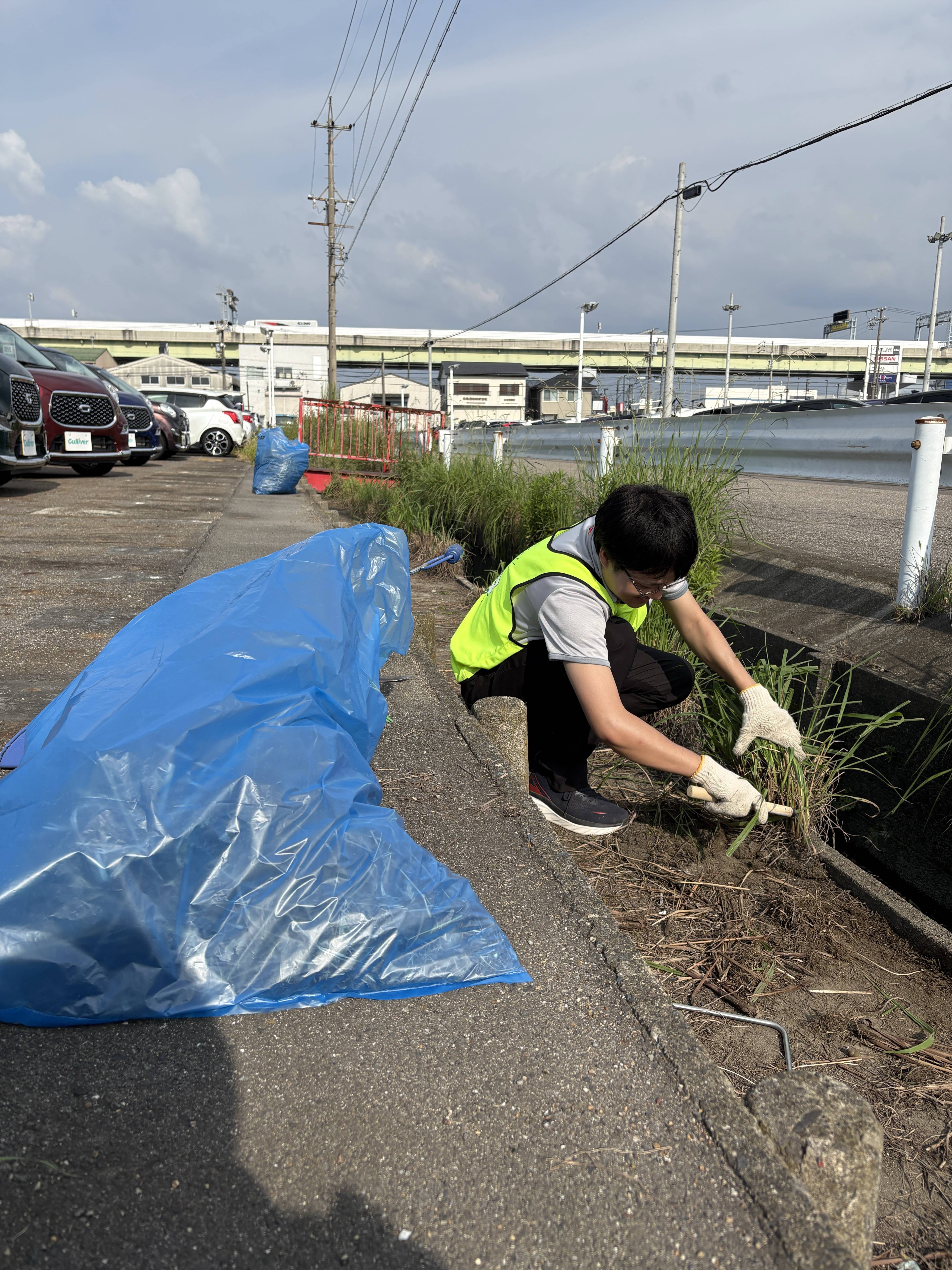 気持ちいい秋晴れ！店舗周辺の草むしりをしました！