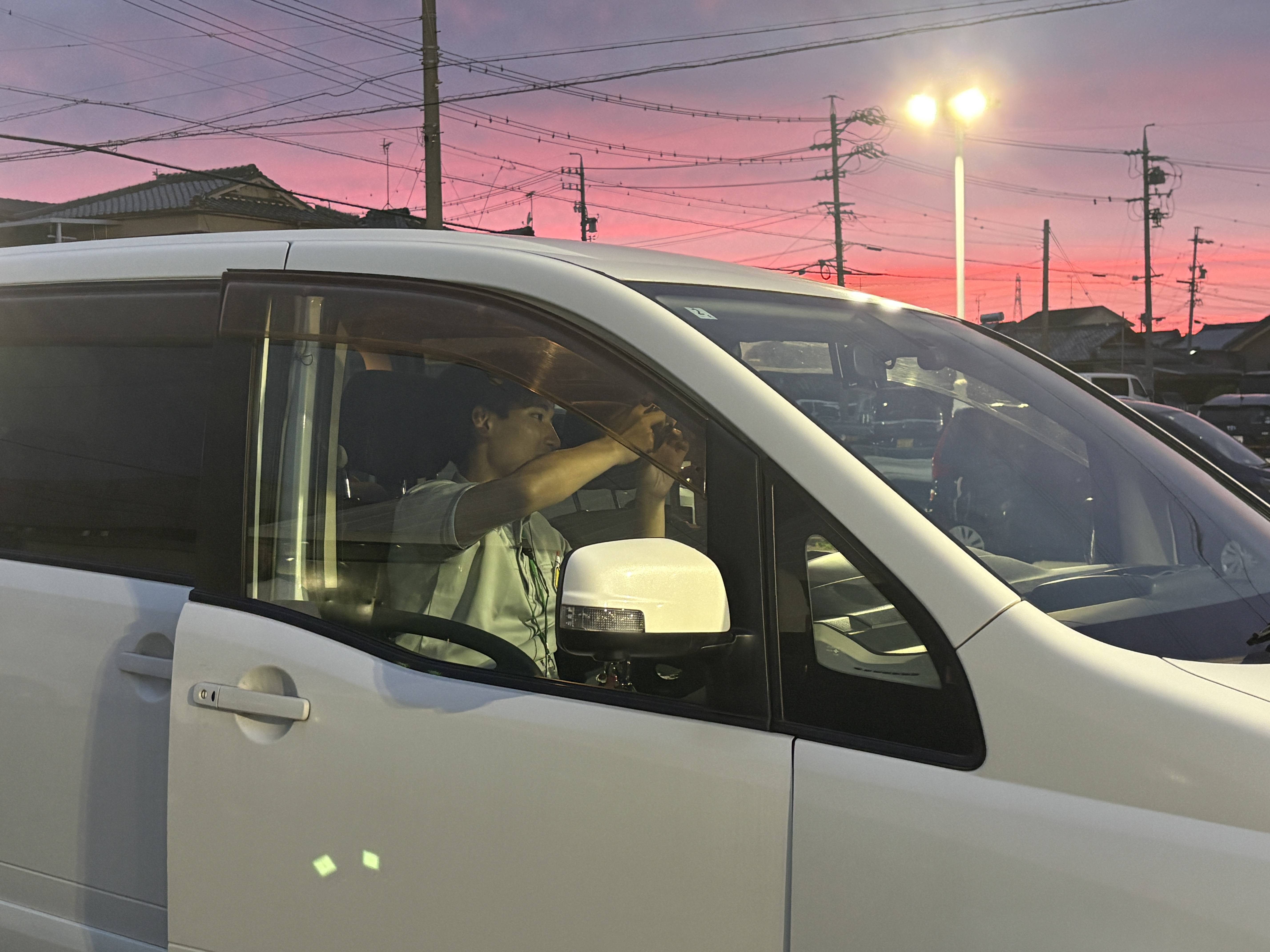 きれいな夕焼け空の下で…買取車両のオークション出品準備中！