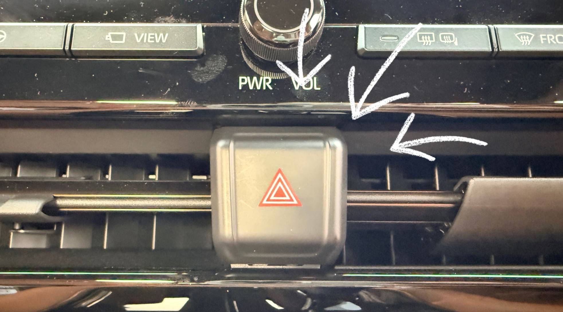 使い方には注意も必要！後続車への大事な合図【ハザードランプ】01