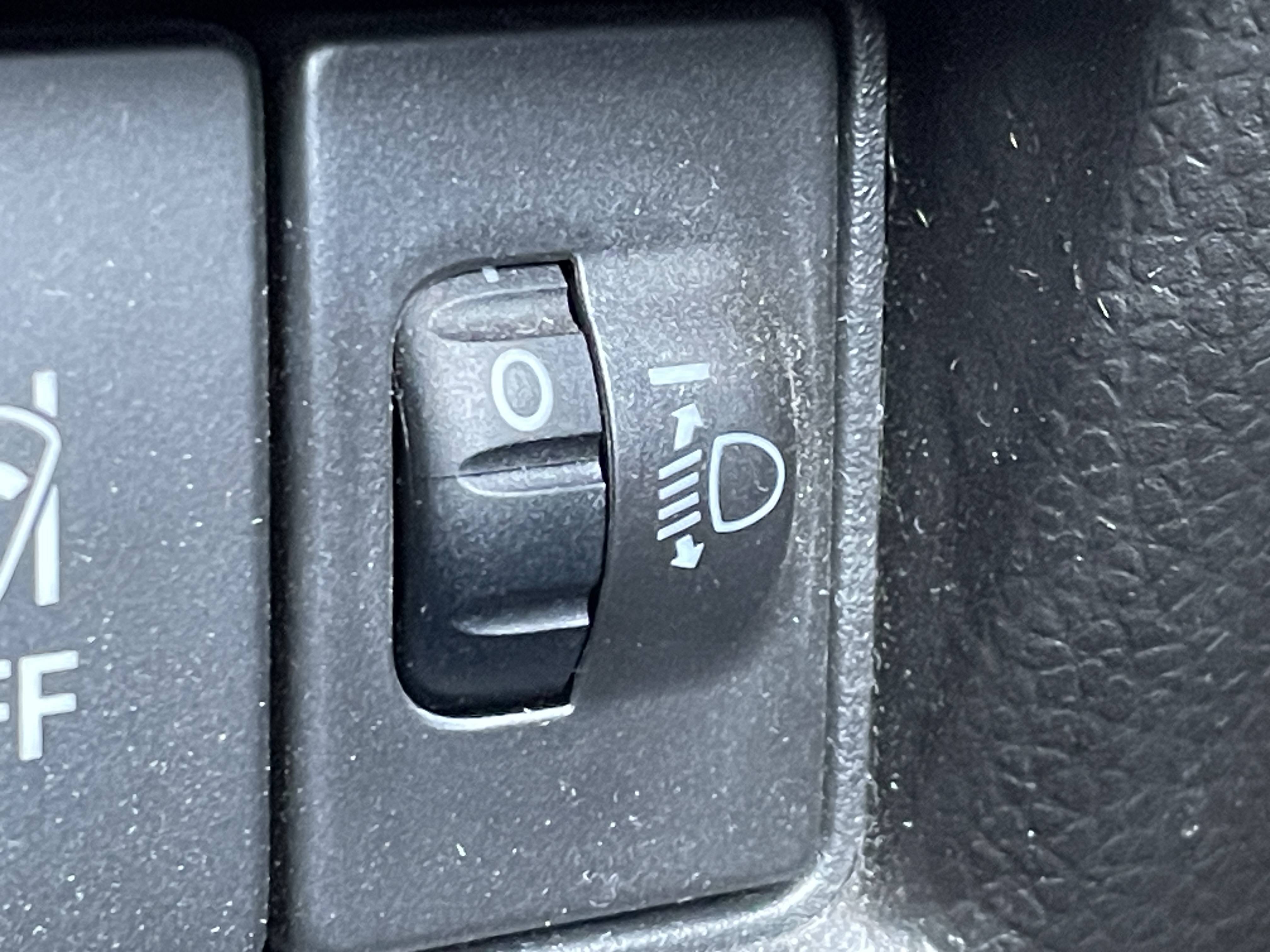 正しく使って対向車や前方車両への配慮を！【ヘッドライトレベライザー】の役割★