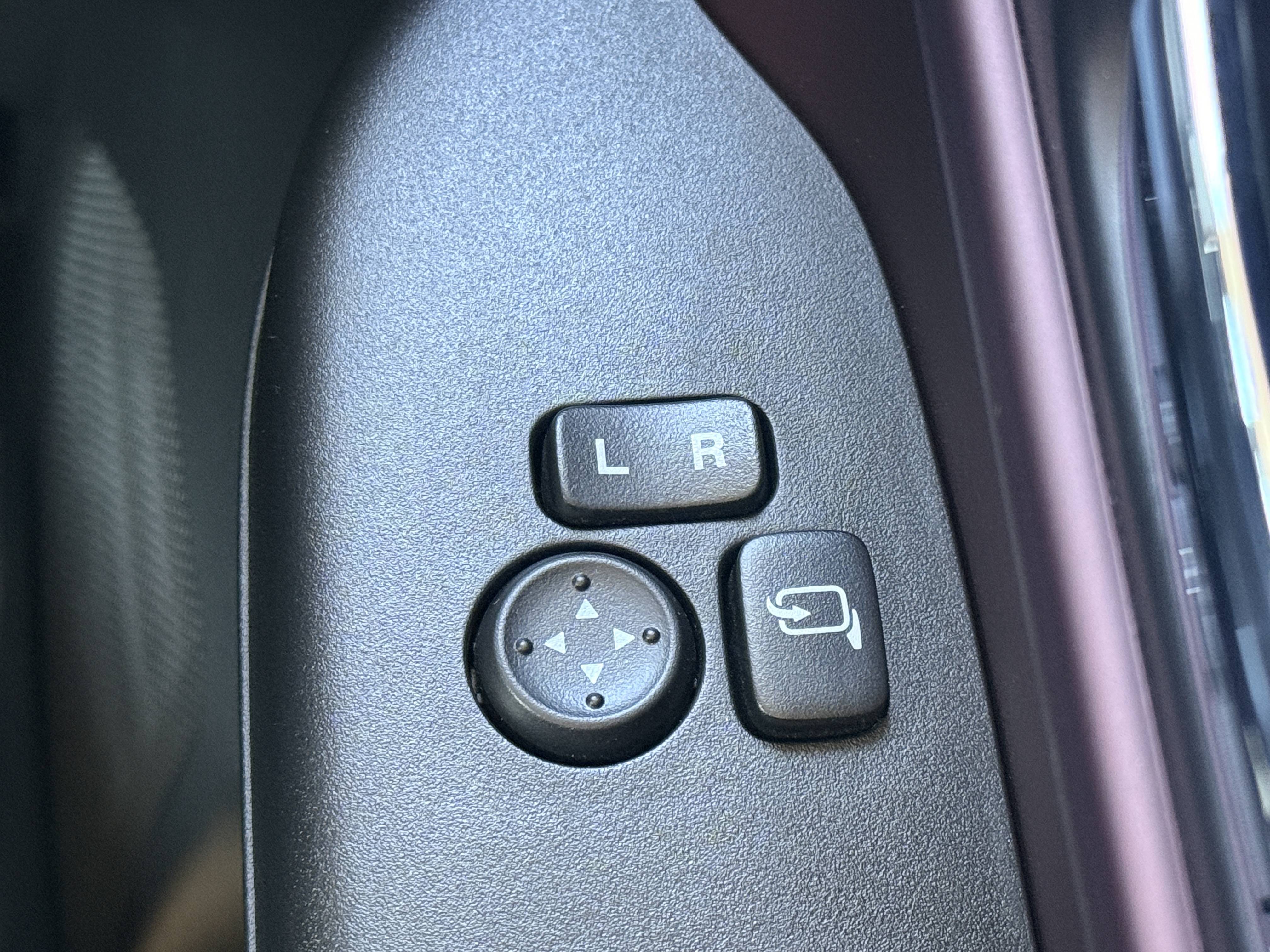 スイッチひとつでミラー折り畳みが可能！【電動格納式ミラー】★