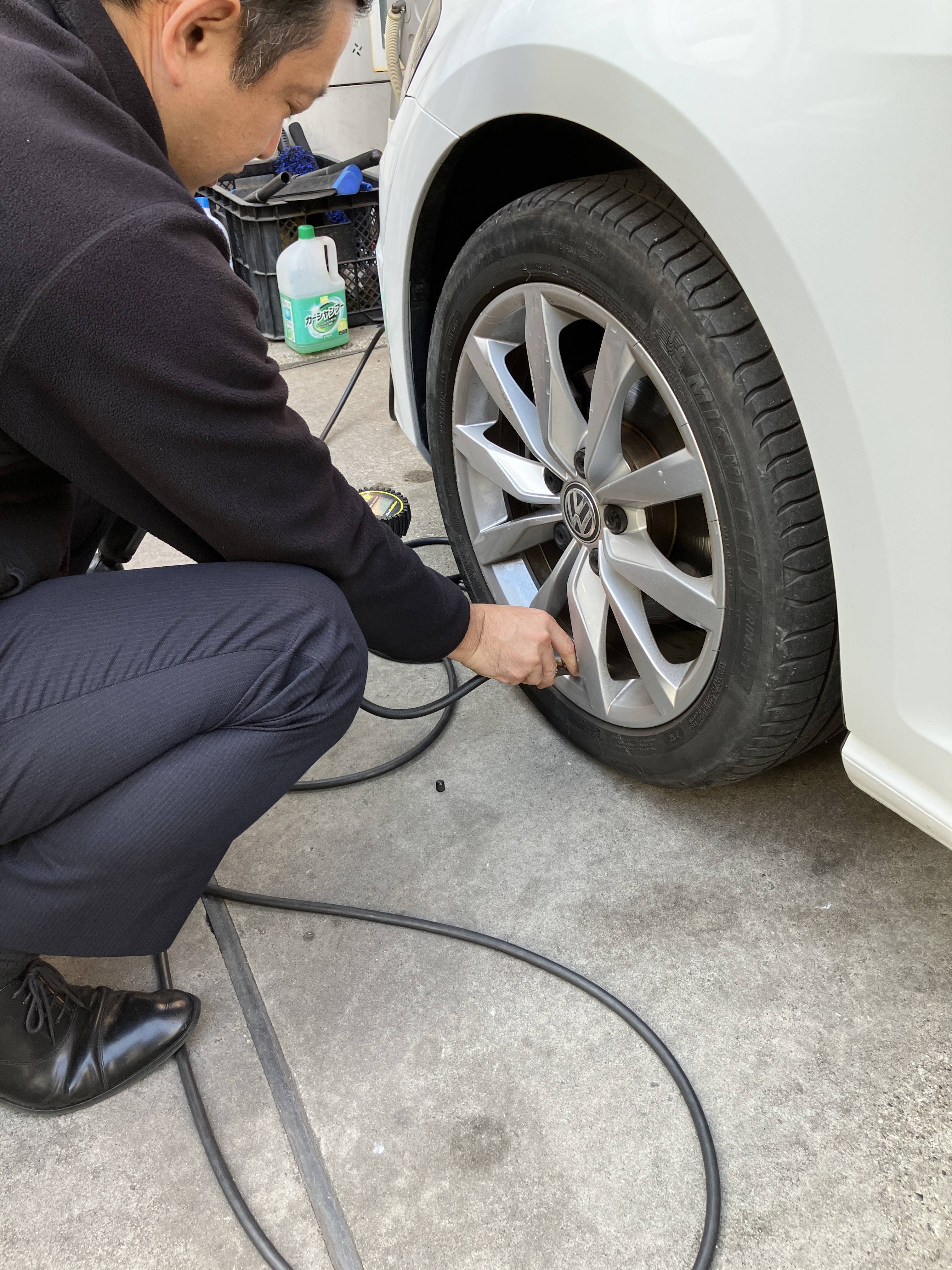 タイヤ空気圧チェック中でございます♪