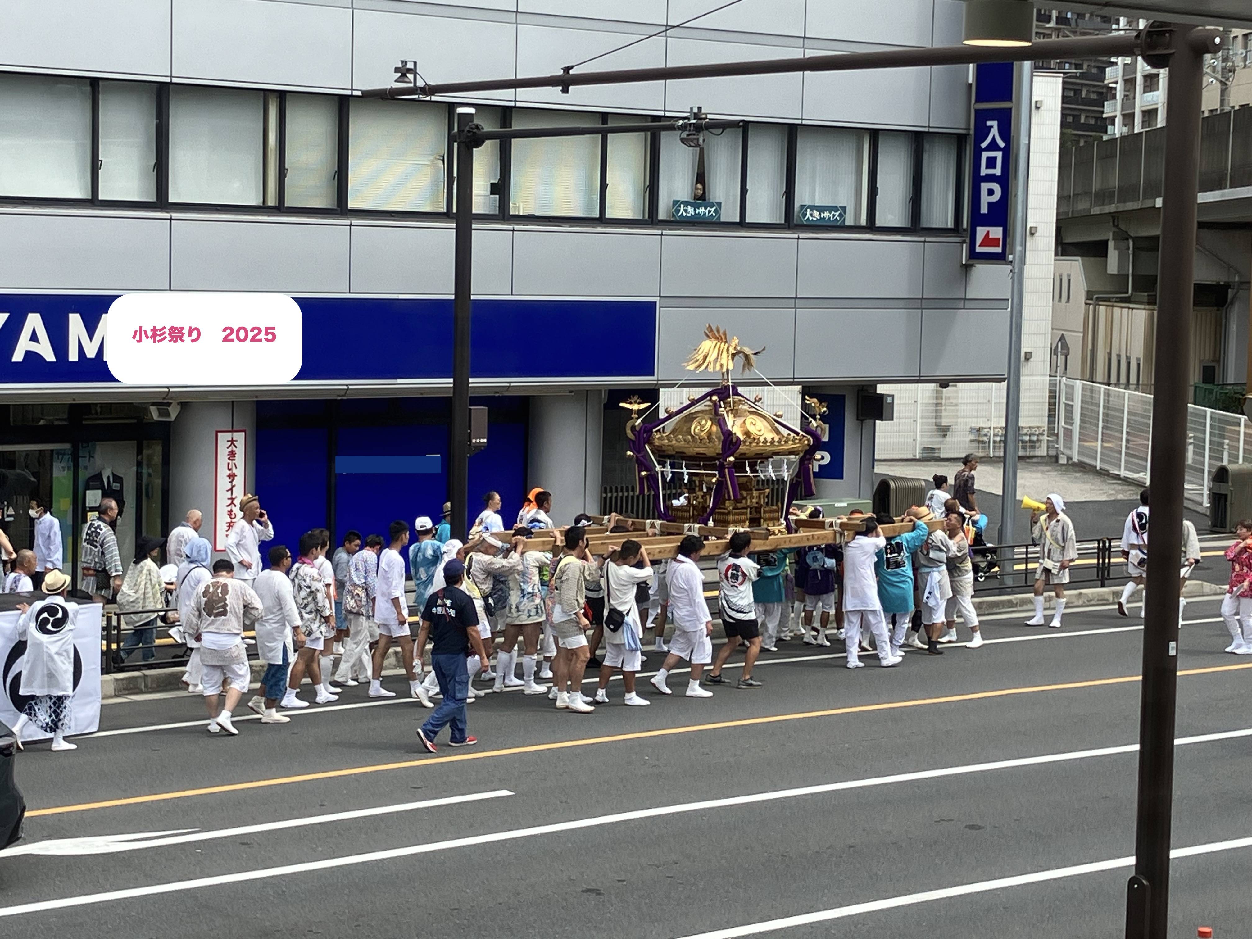熱い男たちが担ぐ神輿