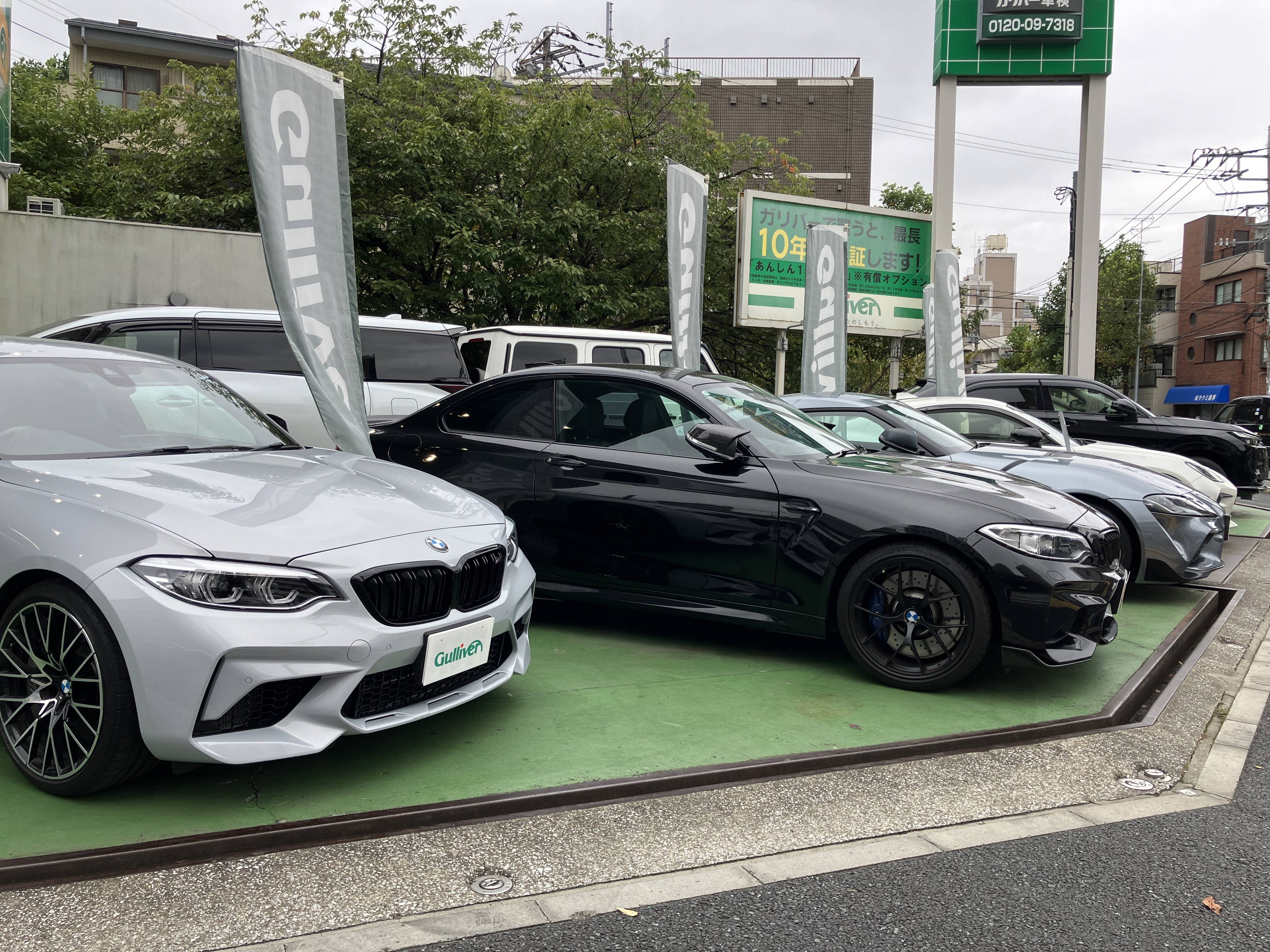 秋の紅葉シーズンにスポーツカーでドライブはいかがでしょうか？