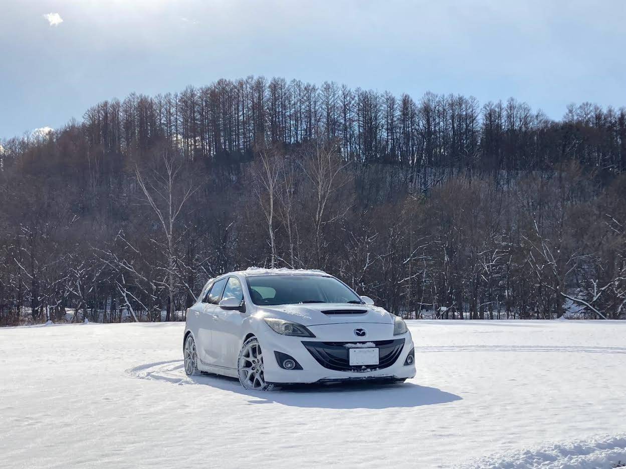 マツダスピードアクセラと雪景色01
