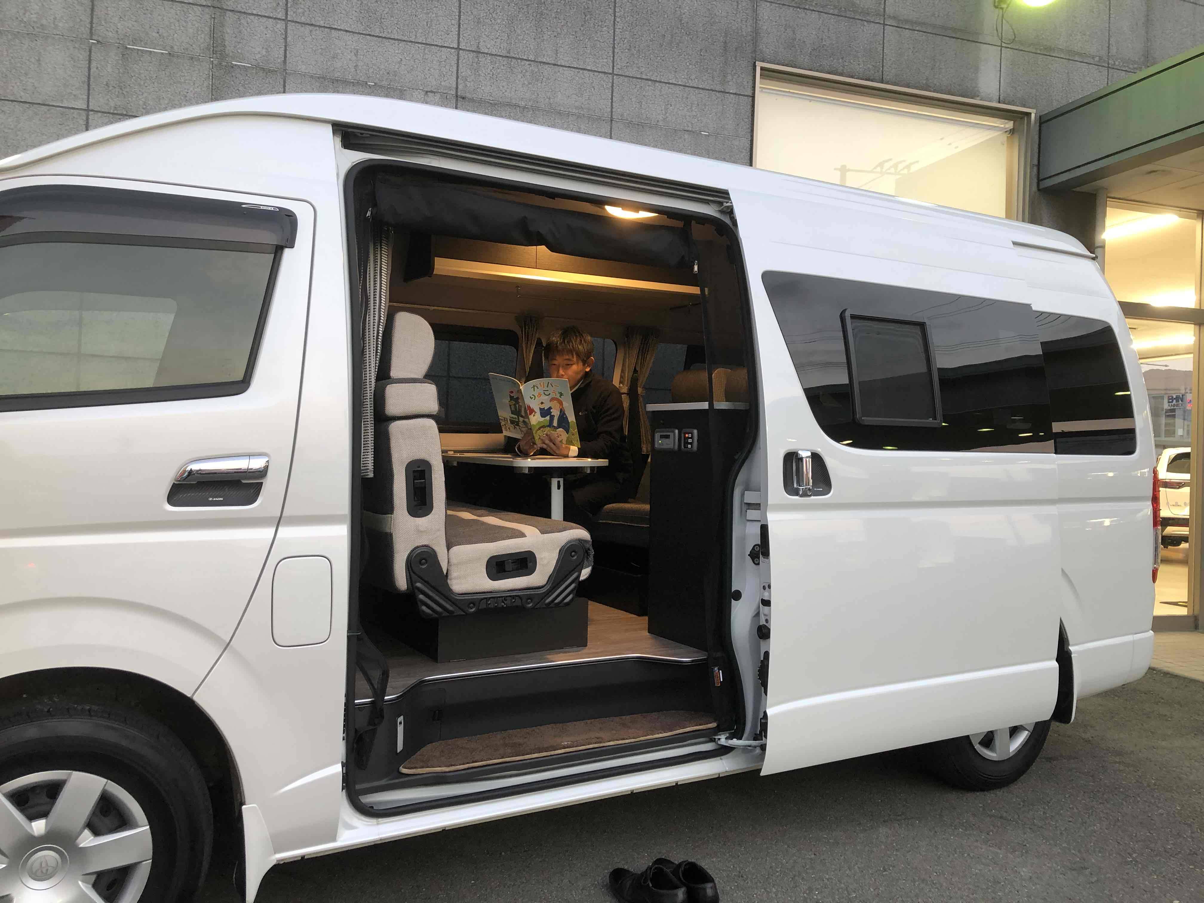 【必見】キャンピングカー入荷　まるでおうち空間！！のんびりリビング感！！　ソファーテーブル編01