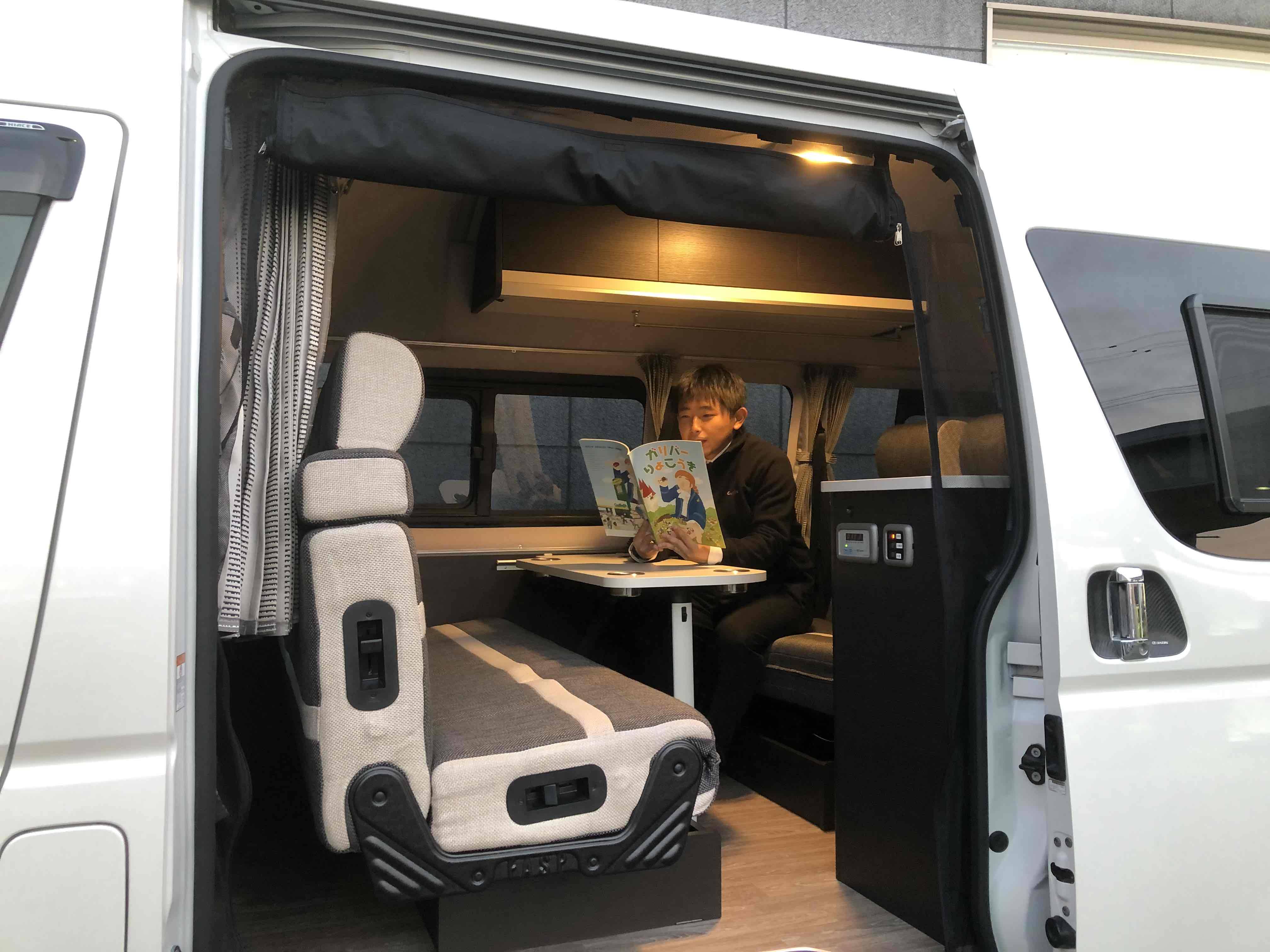 【必見】キャンピングカー入荷　まるでおうち空間！！のんびりリビング感！！　ソファーテーブル編02
