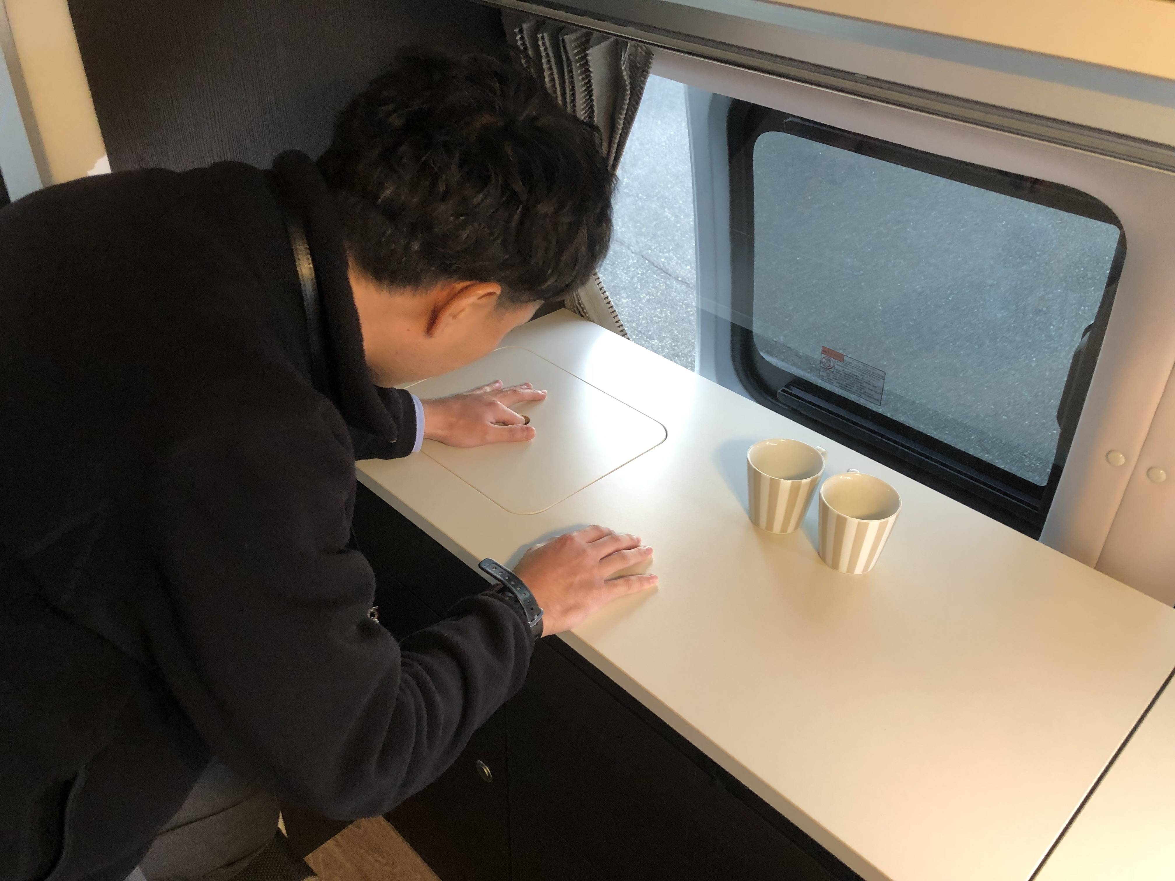 【必見】キャンピングカー入荷 まるでおうち空間!!コンパクトキッチン感!! シンクと電子レンジ編01