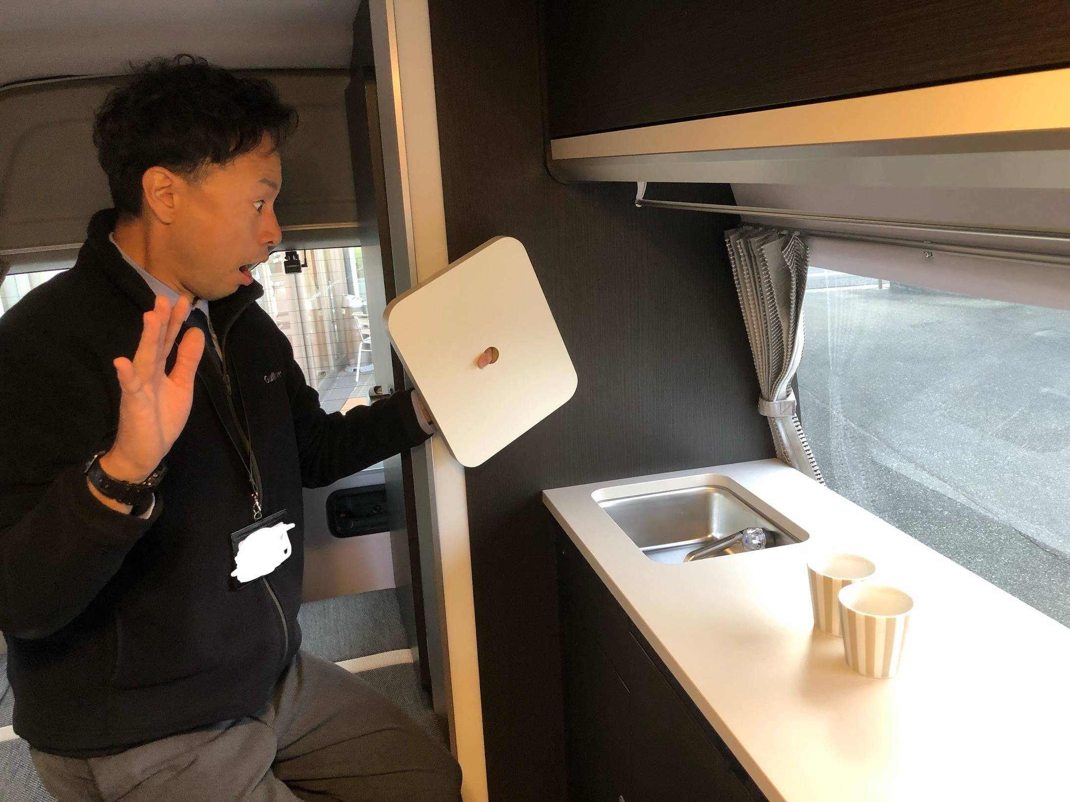 【必見】キャンピングカー入荷 まるでおうち空間!!コンパクトキッチン感!! シンクと電子レンジ編02