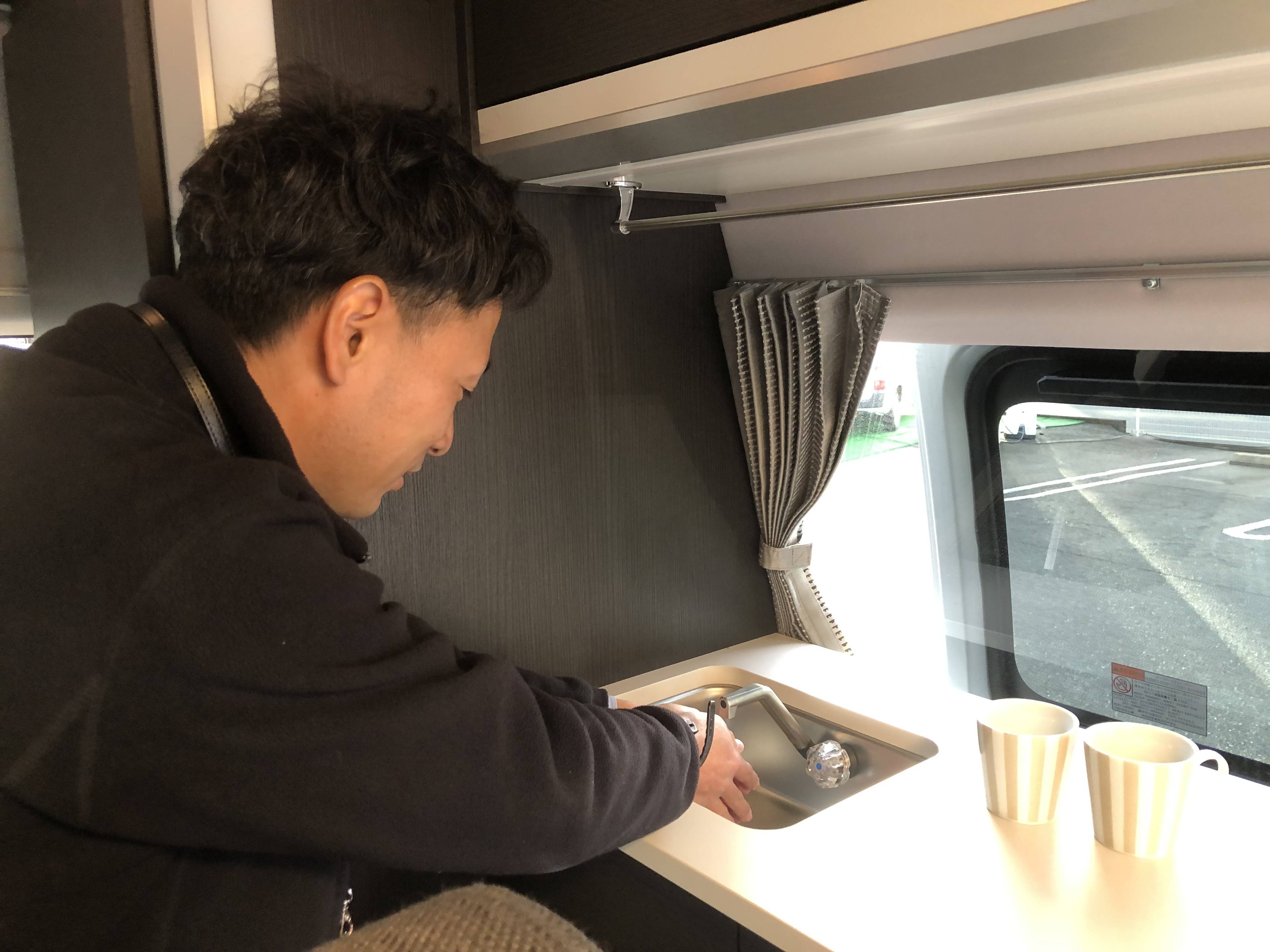 【必見】キャンピングカー入荷 まるでおうち空間!!コンパクトキッチン感!! シンクと電子レンジ編03