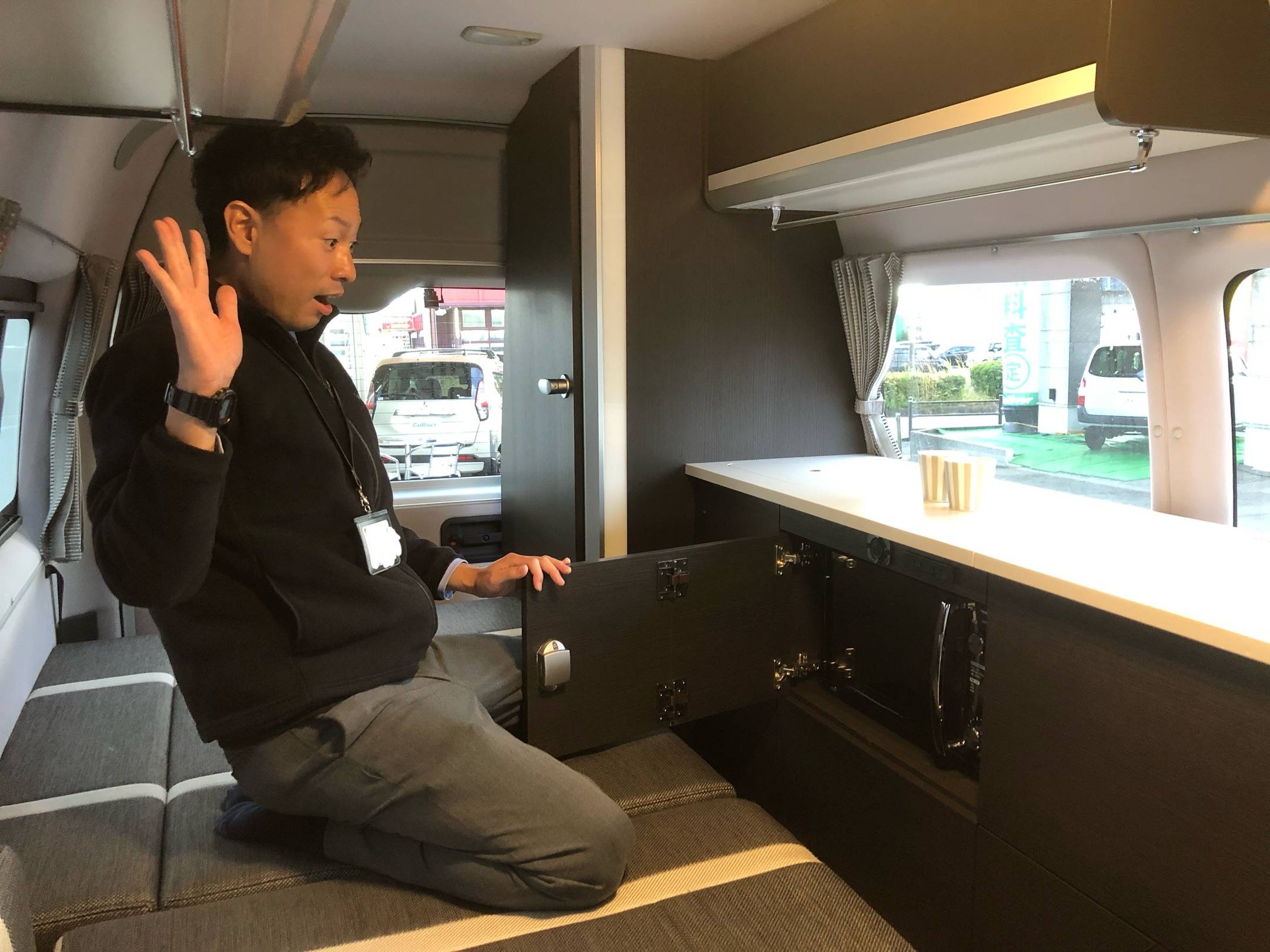 【必見】キャンピングカー入荷 まるでおうち空間!!コンパクトキッチン感!! シンクと電子レンジ編06
