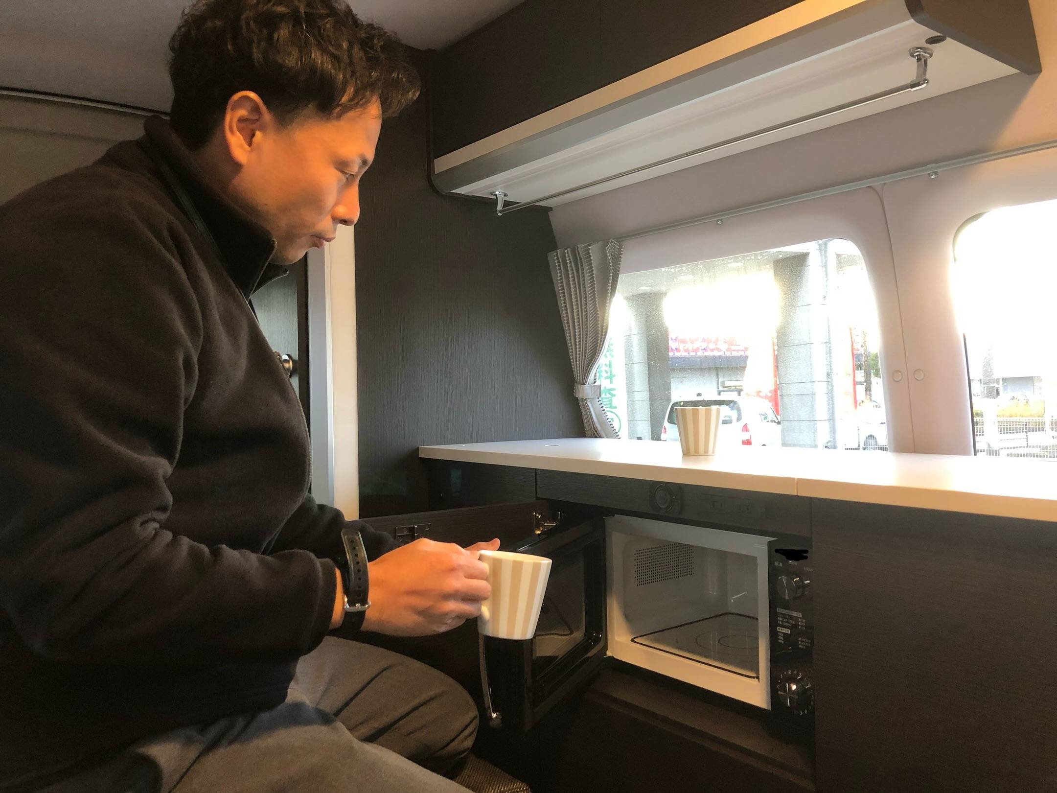 【必見】キャンピングカー入荷 まるでおうち空間!!コンパクトキッチン感!! シンクと電子レンジ編07