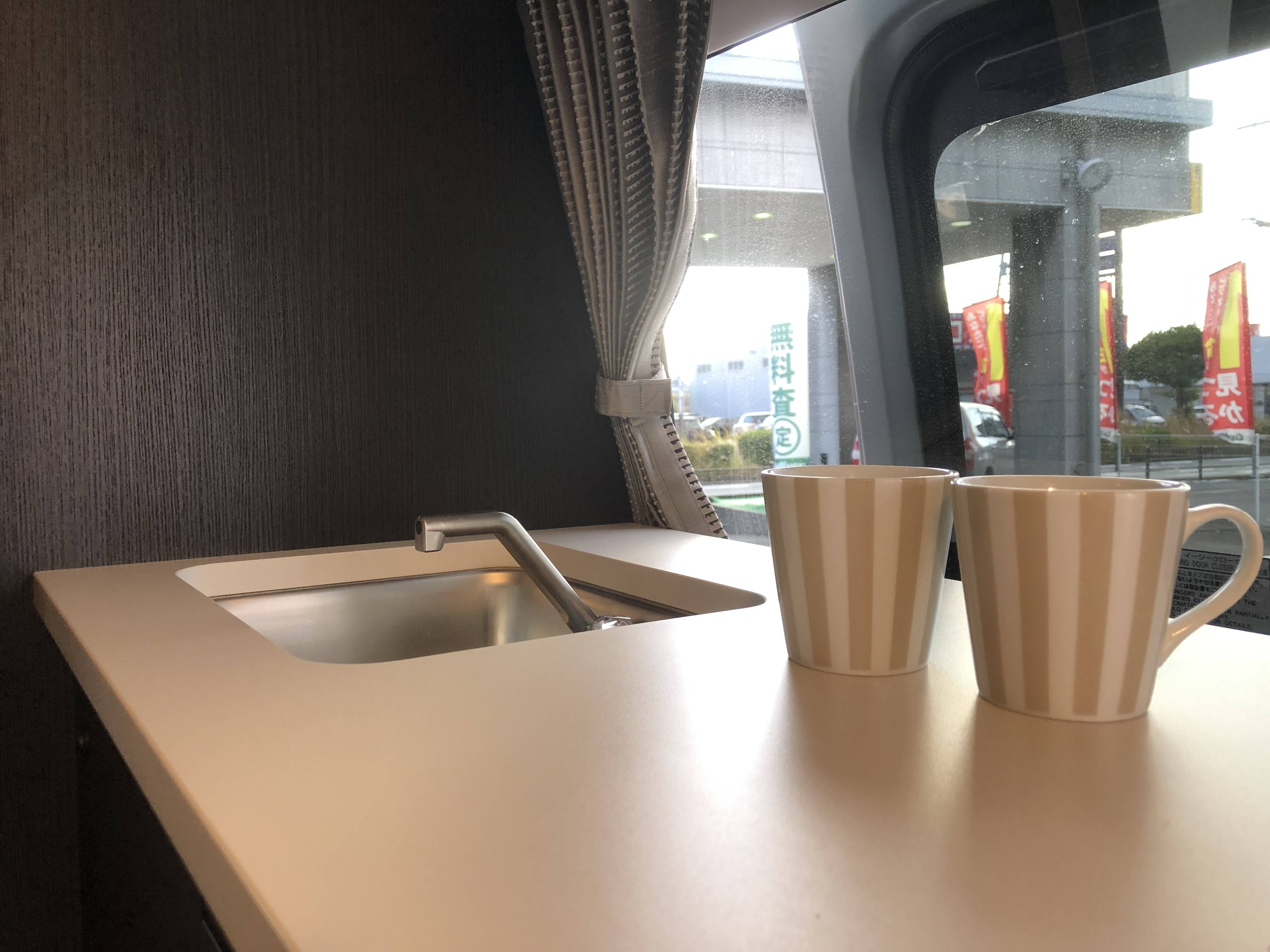 【必見】キャンピングカー入荷 まるでおうち空間!!コンパクトキッチン感!! シンクと電子レンジ編04