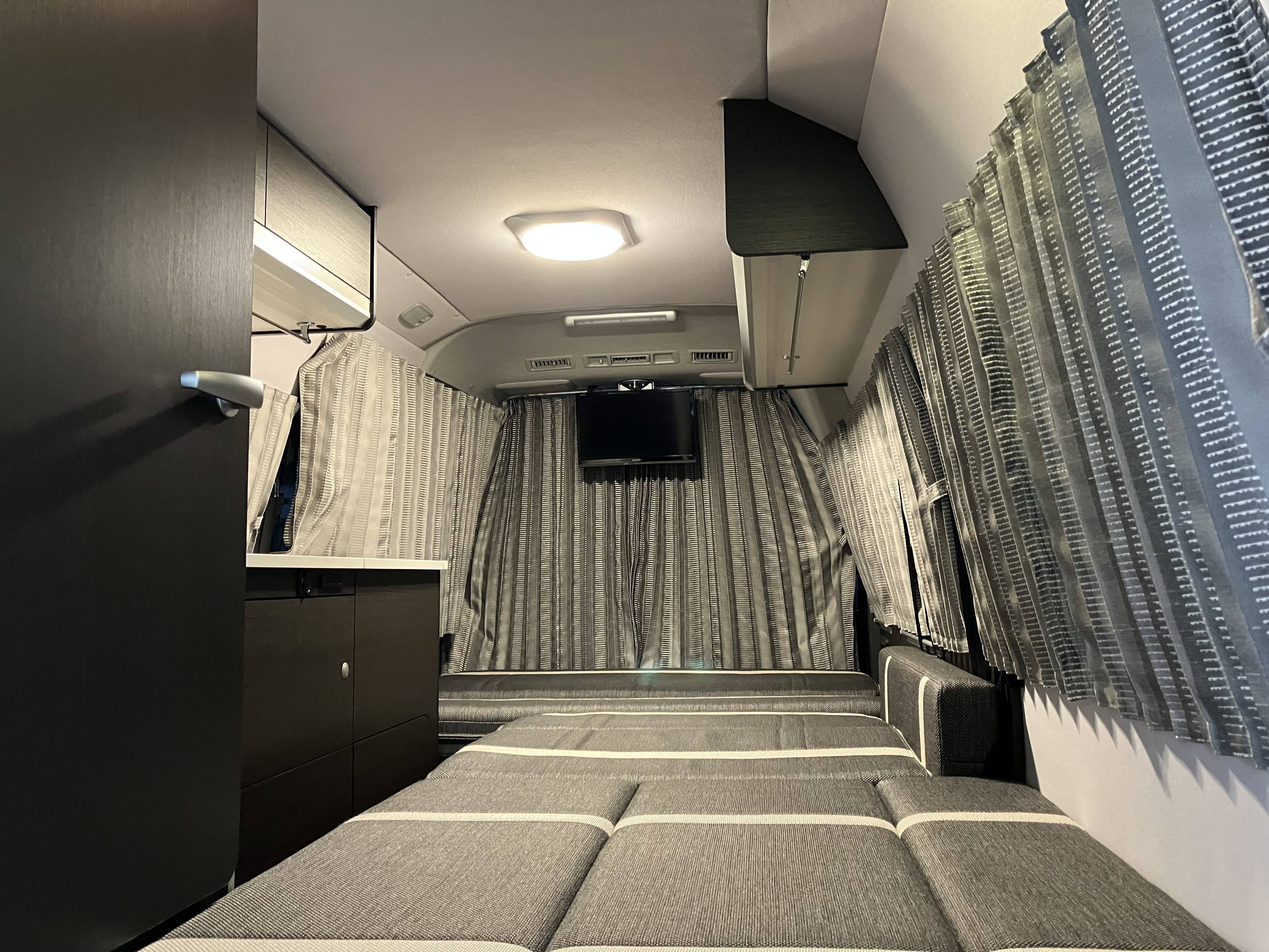 【必見】キャンピングカー入荷 まるでおうち空間!!シックな寝室感!! ベッドキット編01