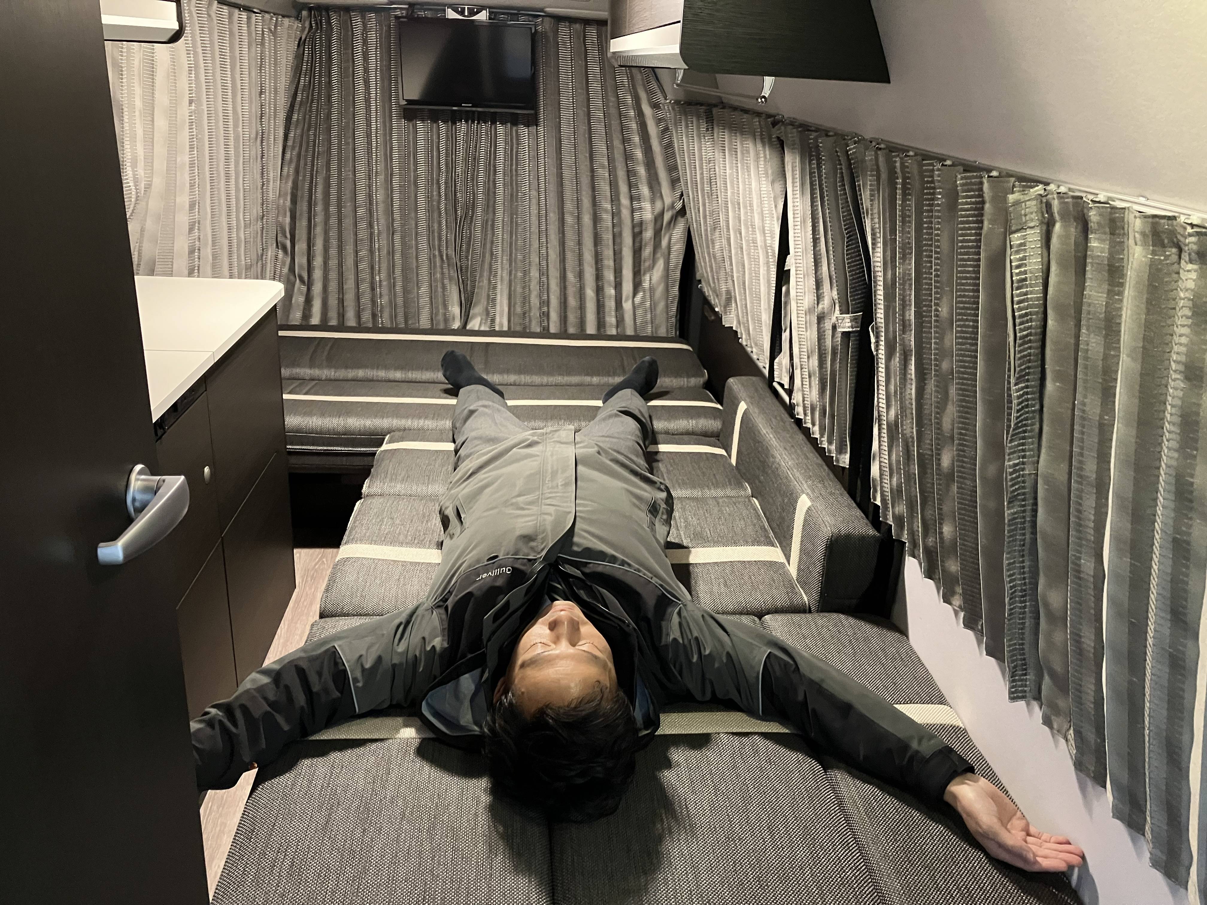 【必見】キャンピングカー入荷 まるでおうち空間!!シックな寝室感!! ベッドキット編03