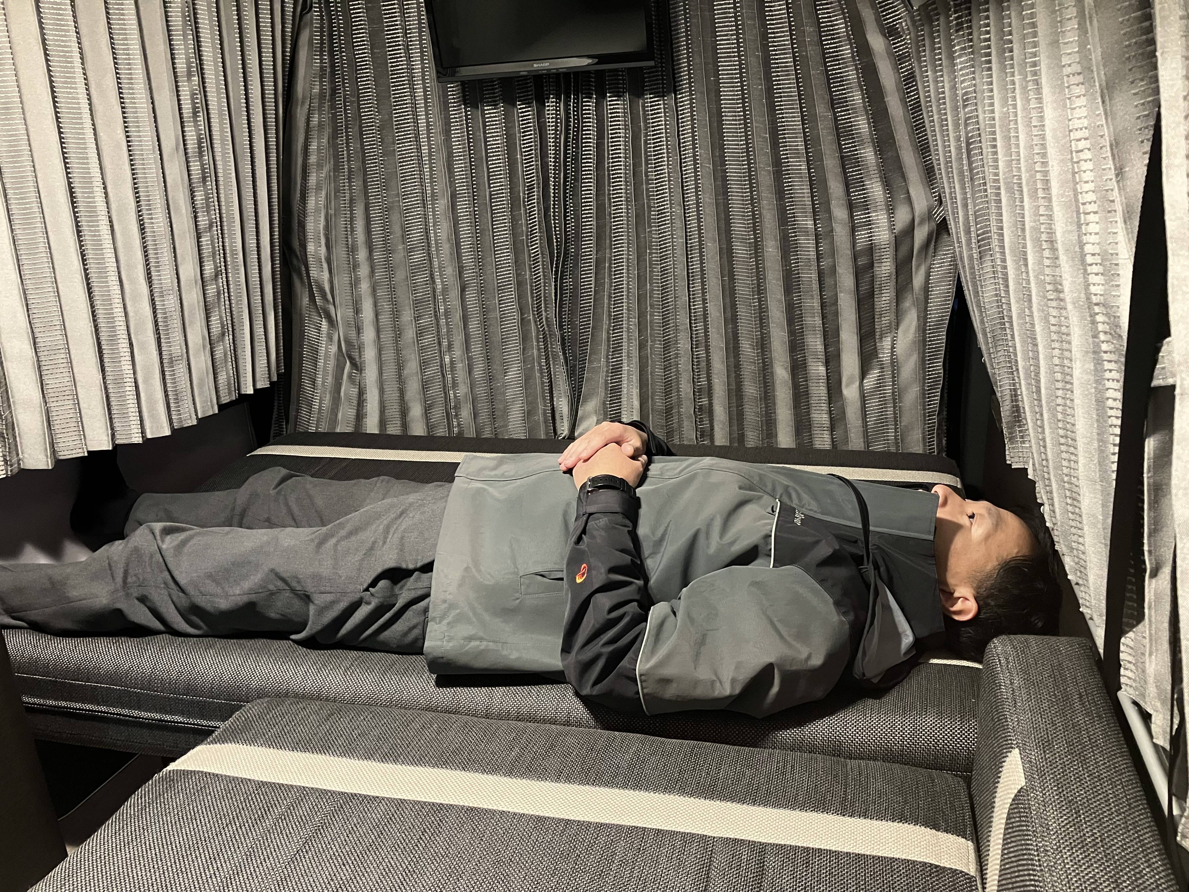 【必見】キャンピングカー入荷 まるでおうち空間!!シックな寝室感!! ベッドキット編04