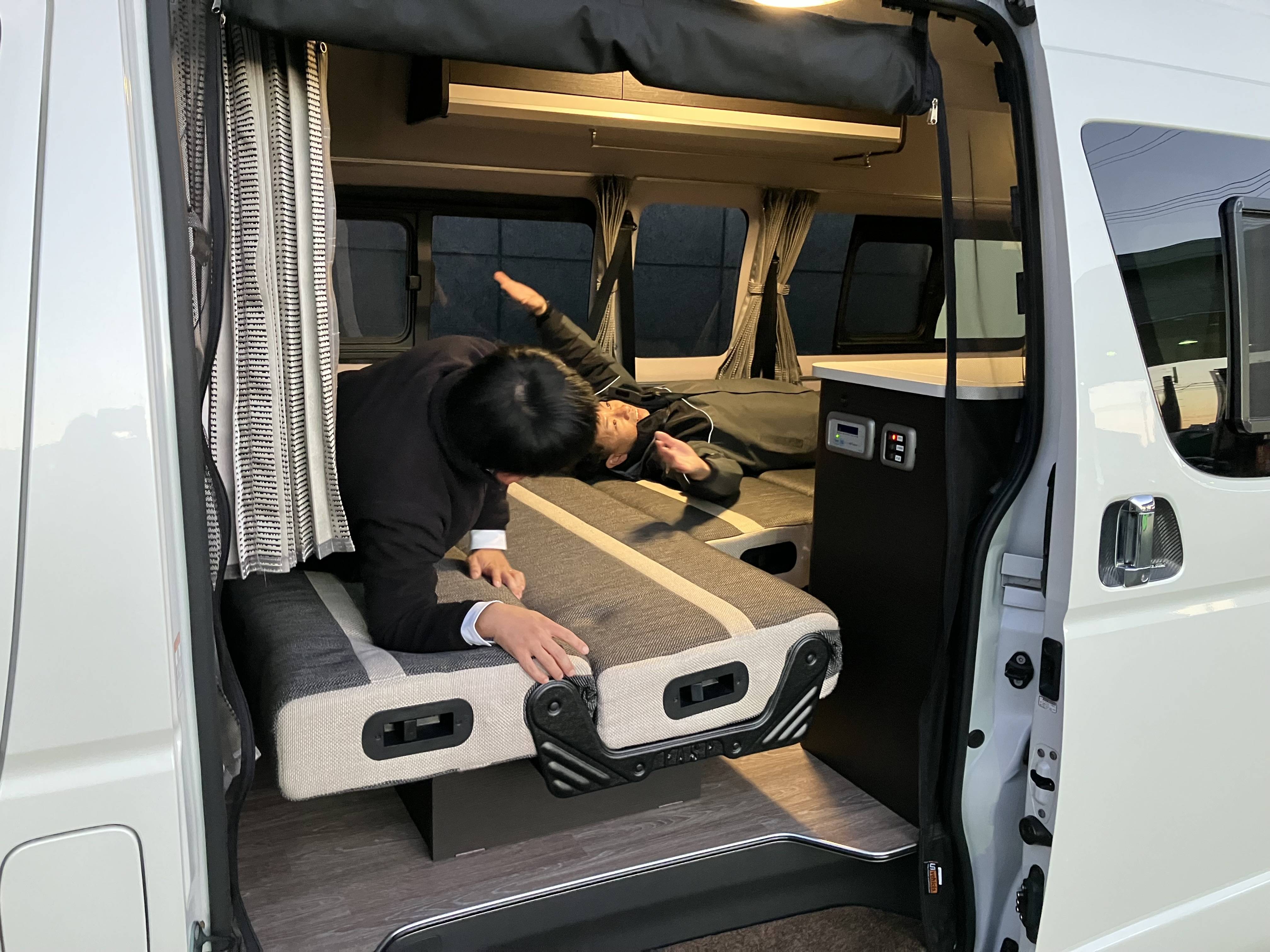 【必見】キャンピングカー入荷 まるでおうち空間!!シックな寝室感!! ベッドキット編07