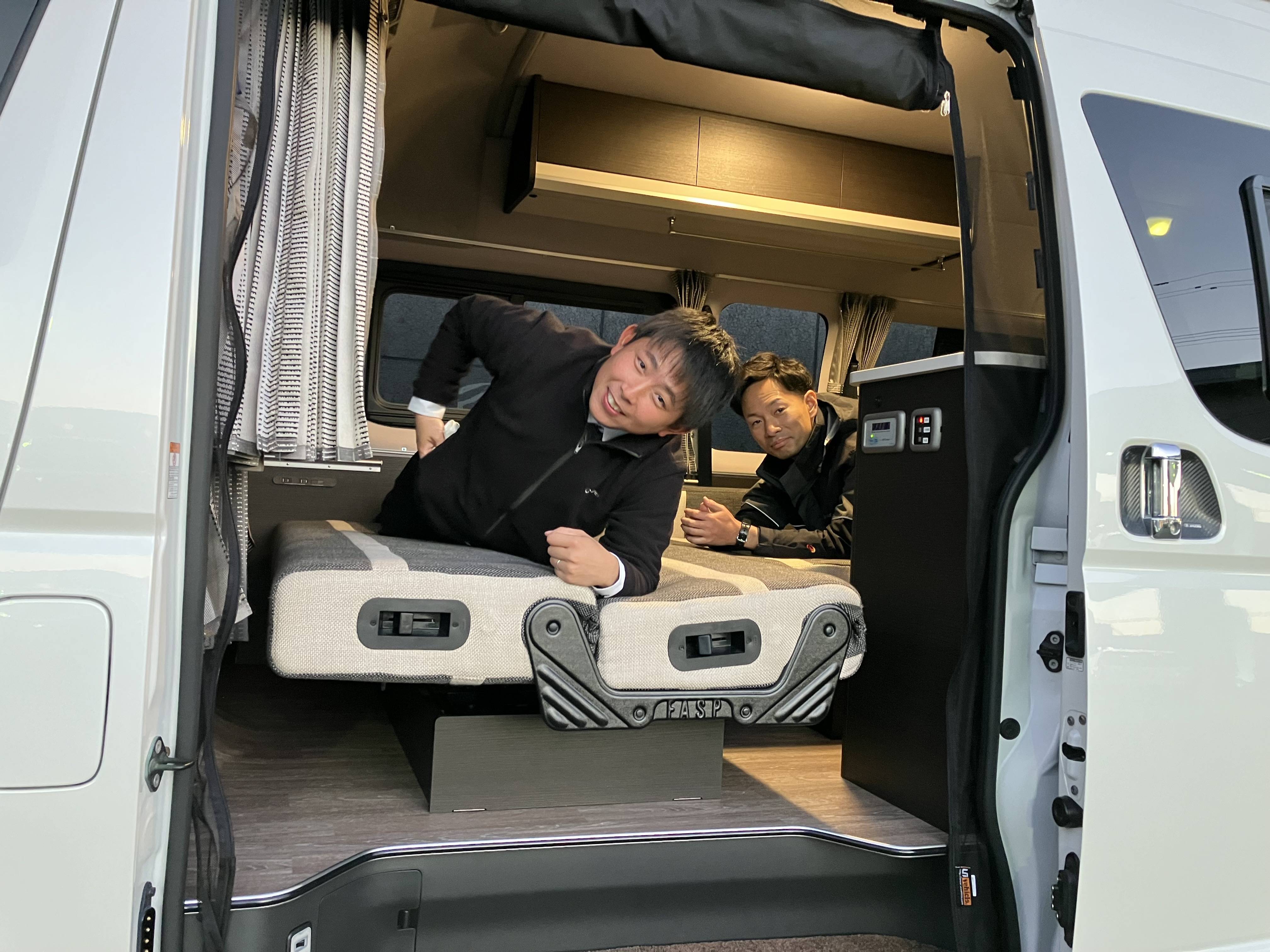 【必見】キャンピングカー入荷 まるでおうち空間!!シックな寝室感!! ベッドキット編08